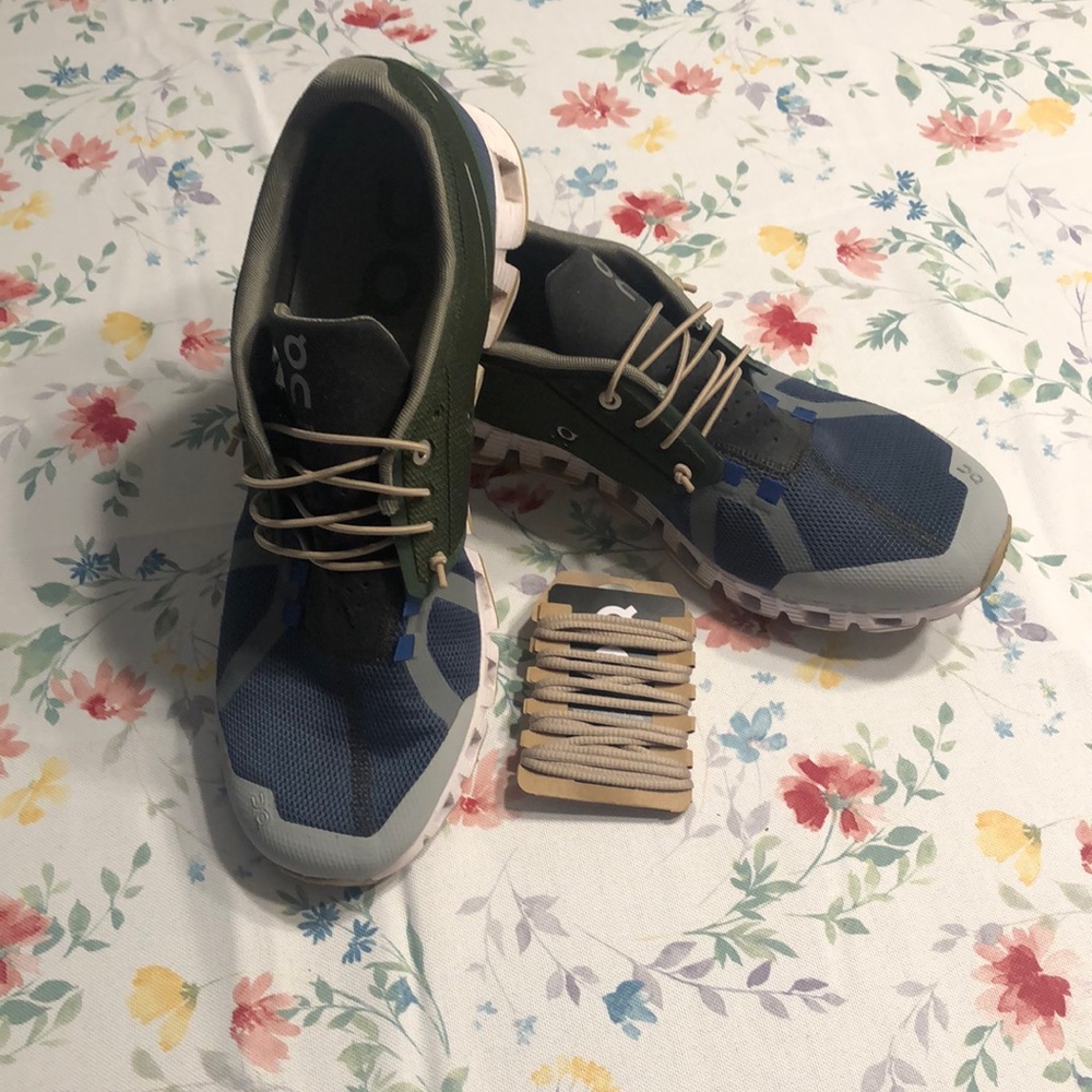 Size 10 On Cloud 70/30 shoes- EEUC